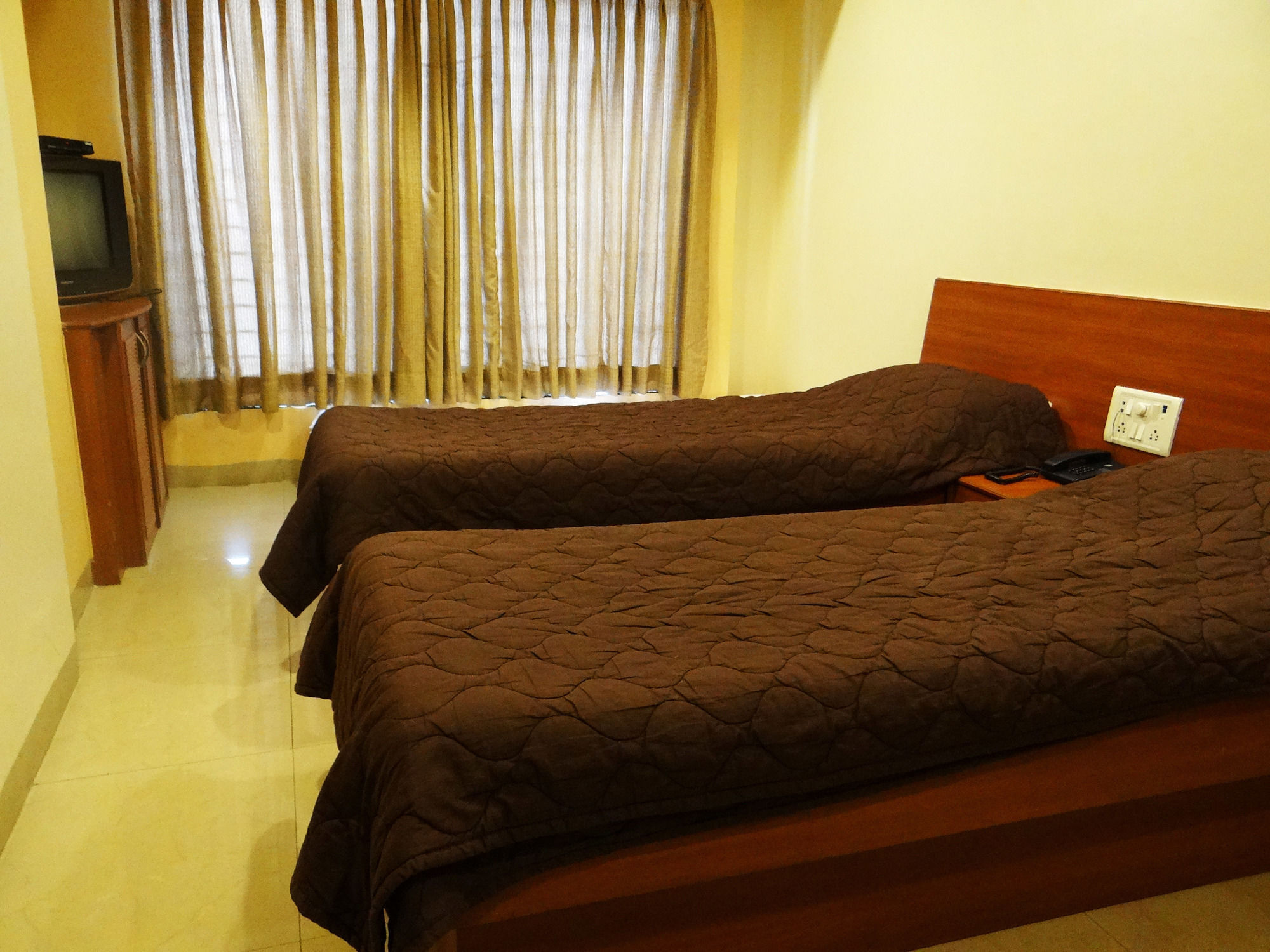 Lucky Hotel Goregaon Mumbai Bagian luar foto